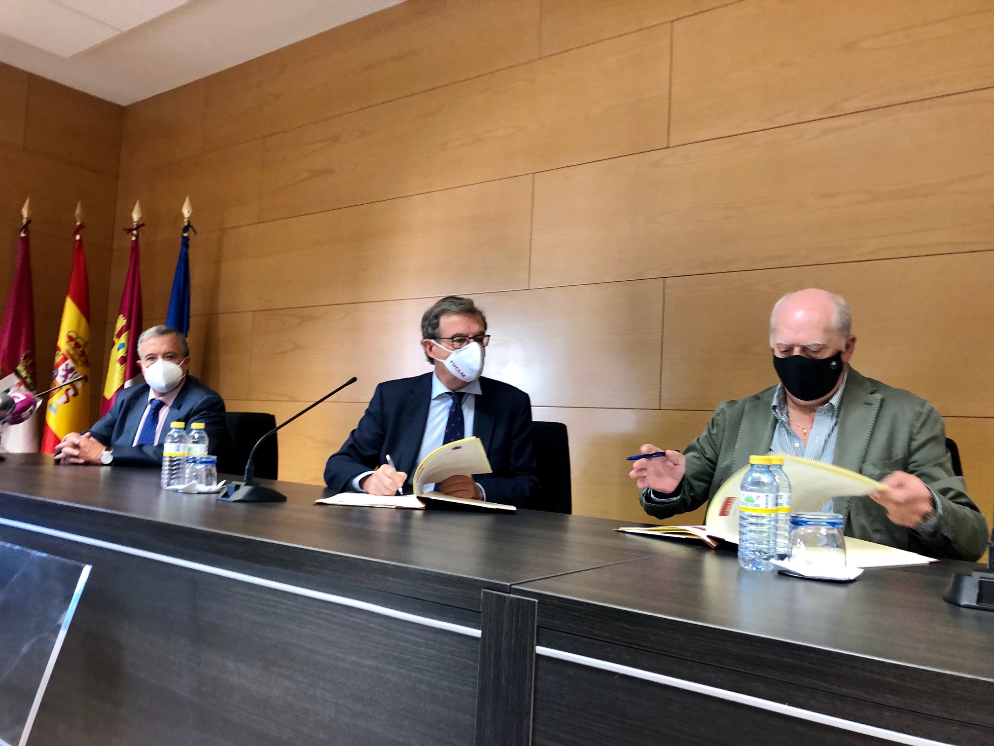 En el centro, el rector de la UCLM, Miguel Ángel Collado, firmando un convenio de colaboración con el presidente del Colegio de Abogados.