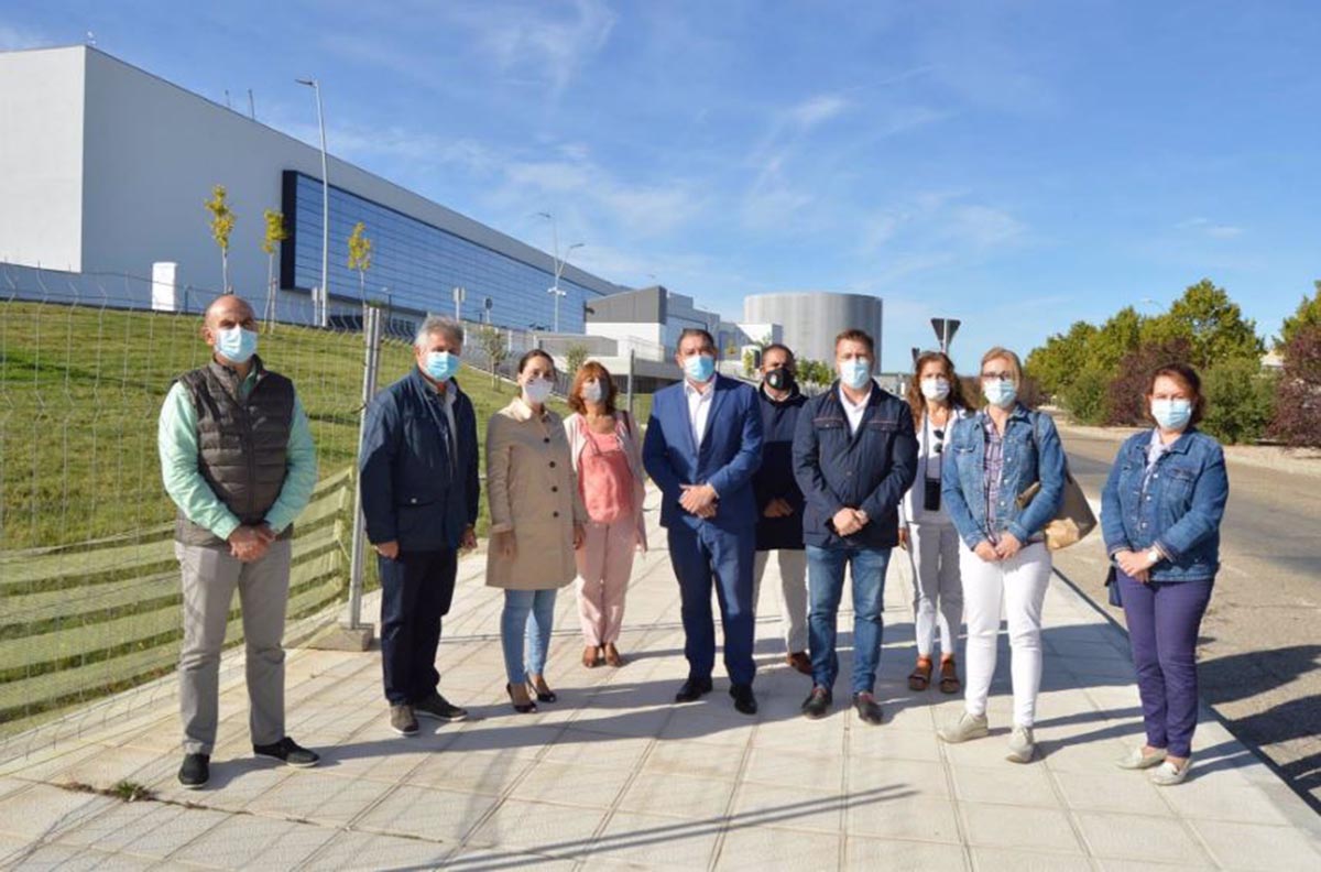 Manuel Fernández (centro), en las instalaciones del nuevo Hospital de Toledo