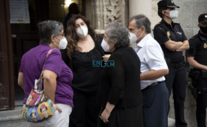 Familia de la víctima y una de las activistas de la Plataforma 8M.