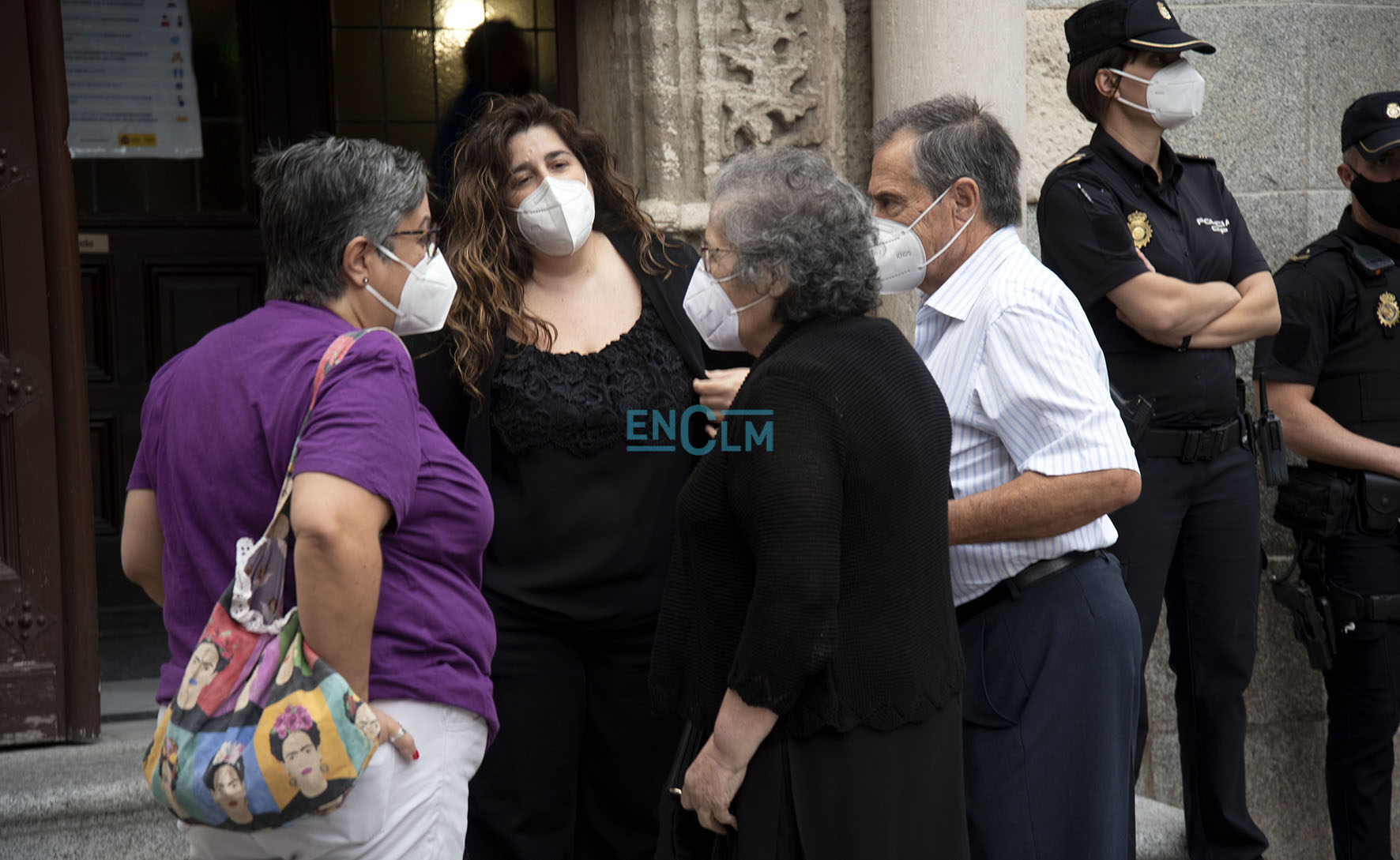 Familia de la víctima y una de las activistas de la Plataforma 8M.