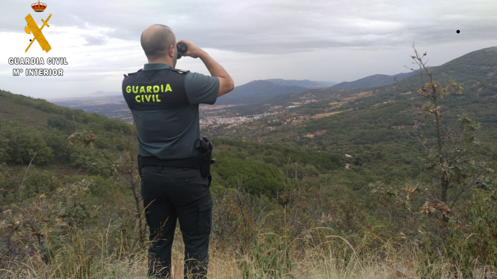 Un agente de la Guardia Civil observa la zona donde los senderistas se perdieron.