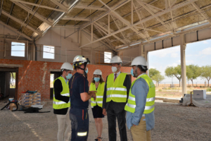 El presidente de la Diputación de Toledo, Álvaro Gutiérrez, visitando las obras del parque de Bomberos de Villarrubia.