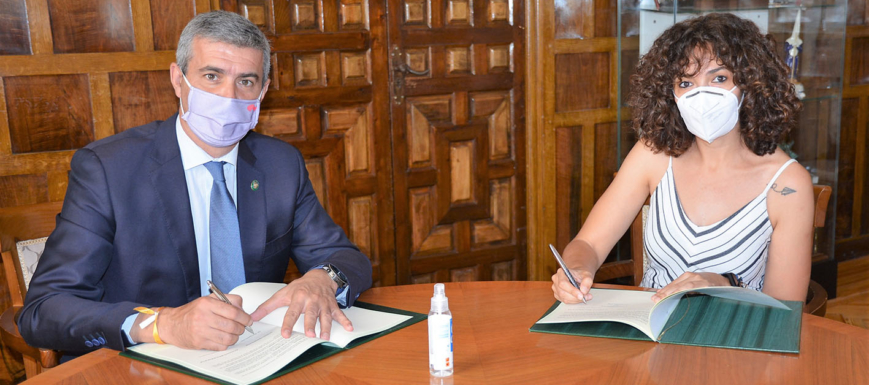 Álvaro Gutiérrez, presidente de la Diputación de Toledo; y Lourdes Nieto, presidenta de Médicos del Mundo CLM.