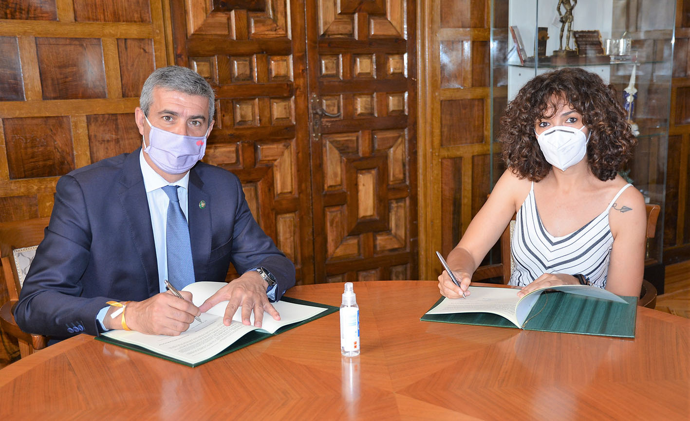 Álvaro Gutiérrez, presidente de la Diputación de Toledo; y Lourdes Nieto, presidenta de Médicos del Mundo CLM.