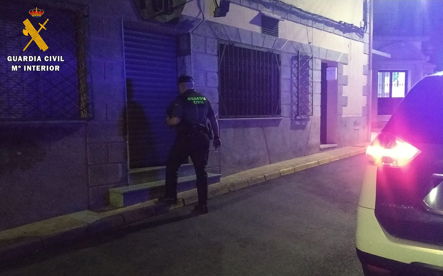 Uno de los guardias civiles, en el momento de intentar acceder al interior del bar.