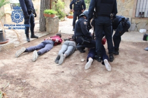 Momento de la detención de los tres jóvenes.