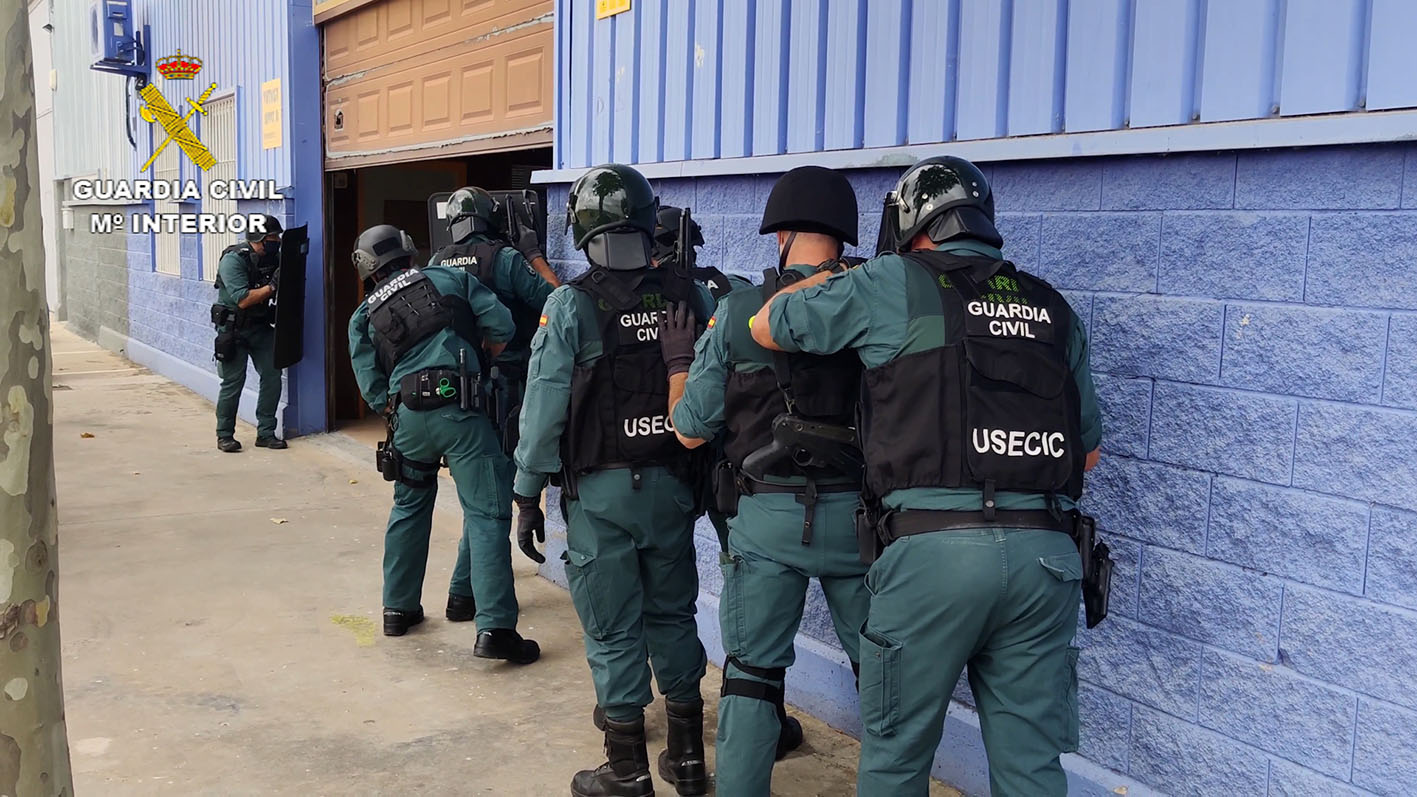 La Guardia Civilha detenido a 12 personas y liberado a otras seis que eran explotadas laboralmente.