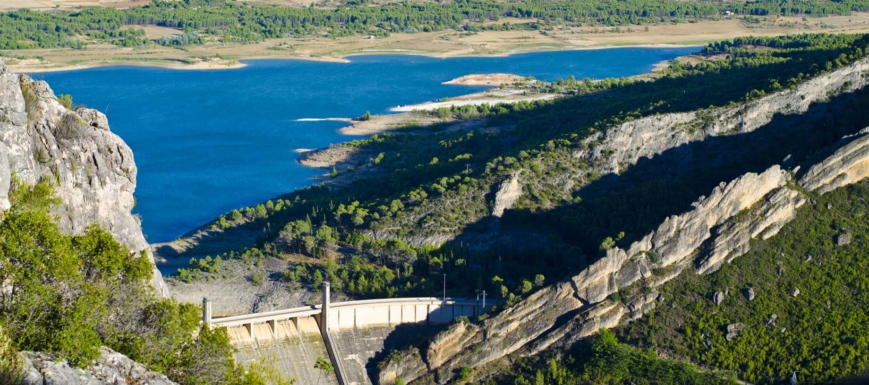Embalse de Buendía con el pueblo que le da nombre al fondo.