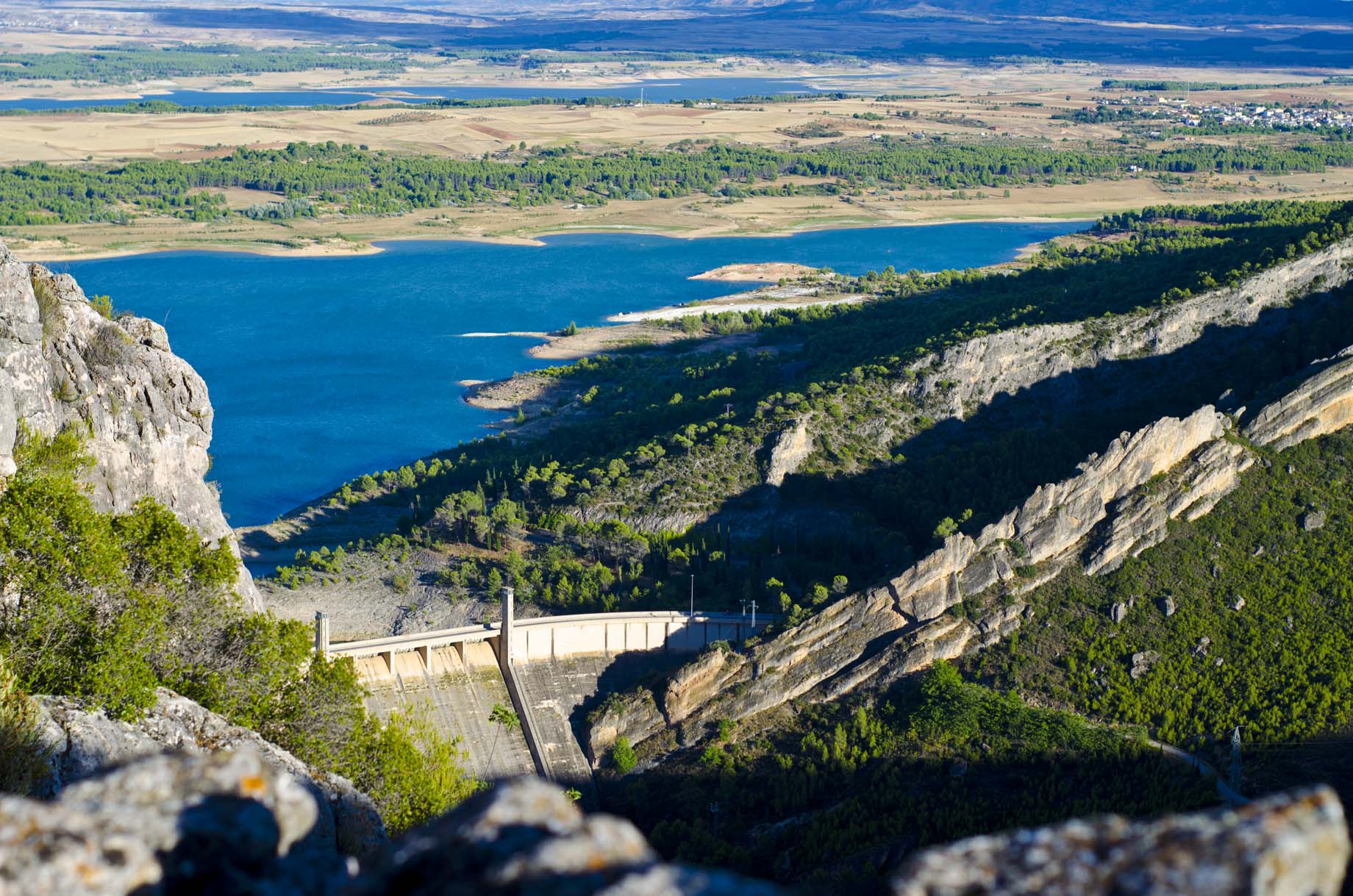 Embalse de Buendía con el pueblo que le da nombre al fondo.