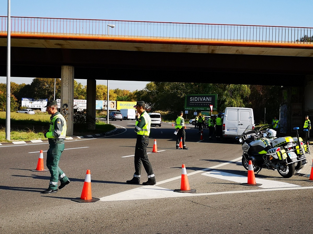 Imagen de archivo de un control de la DGT. guardia civil, alcoholemia, prueba alcohol