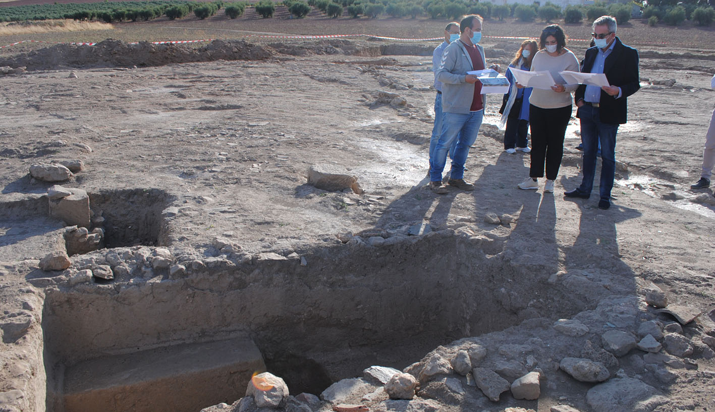 El alcalde de Valdepeñas y la viceconsejera de Cultura, junto a los hallazgos encontrados.