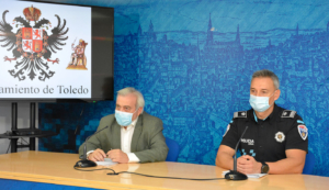 Juanjo Pérez del Pino, concejal de Movilidad y Seguridad Ciudadana, junto al inspector de la Policía Local Miguel Fernández.