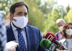 El presidente del PP de Castilla-La Mancha, Paco Núñez, atendiendo a los medios en Cuenca.