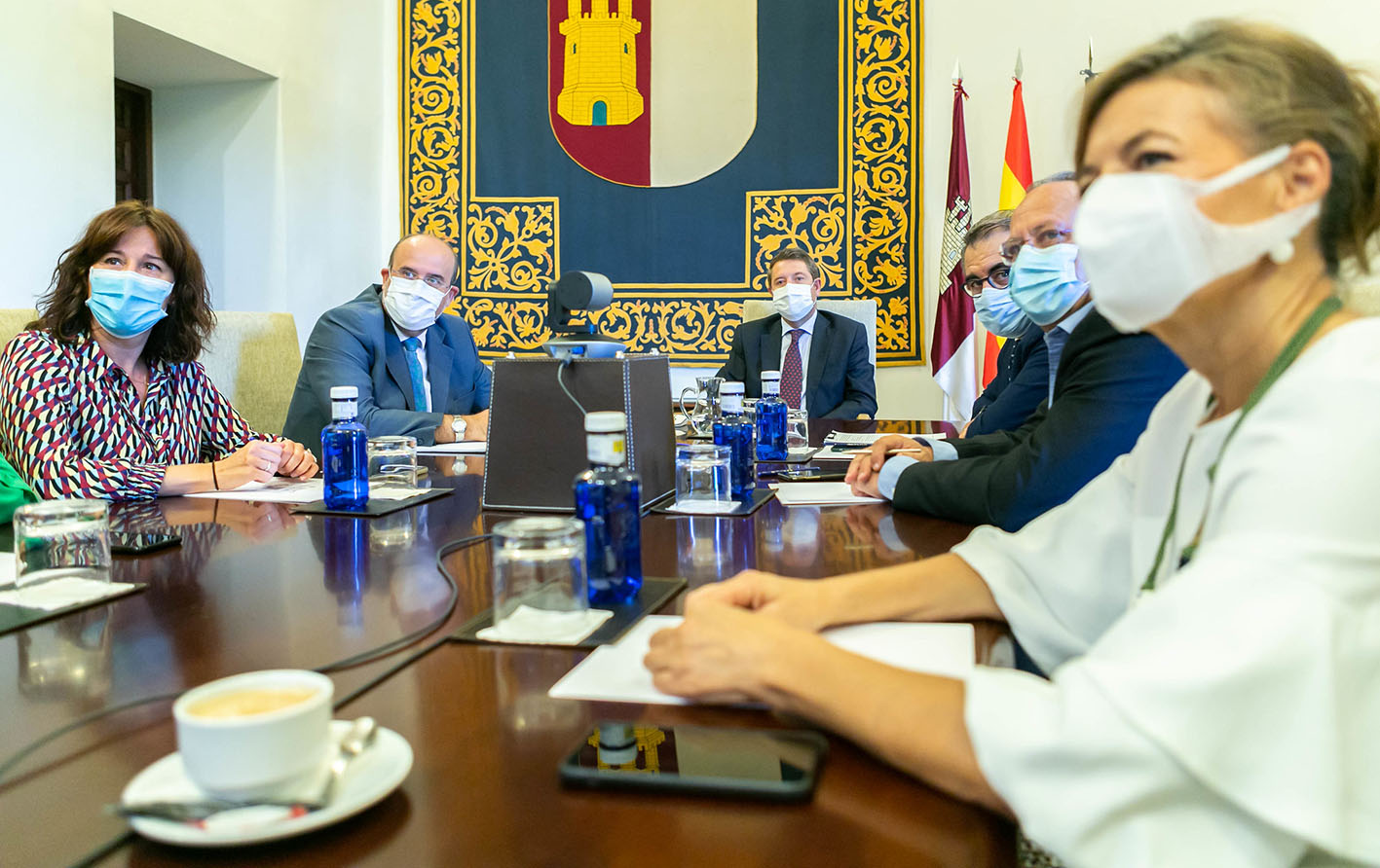 Page y su Gobierno, durante la reunión con el resto de presidentes autonómicos y con Pedro Sánchez.