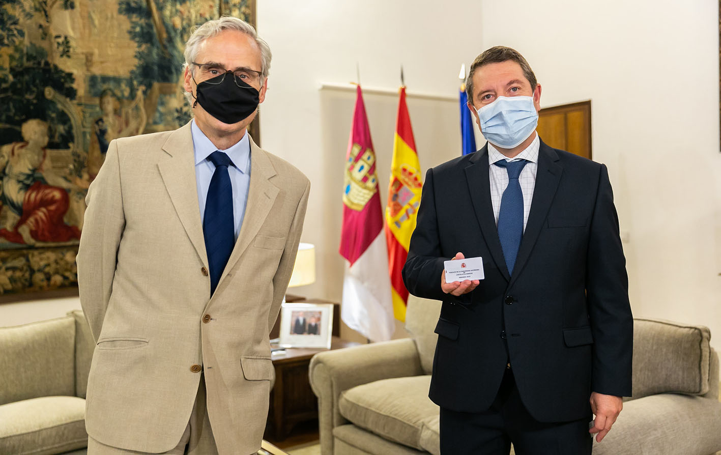 Page, a la derecha, esta mañana junto al fiscal jefe del Tribunal Superior de Justicia de CLM.