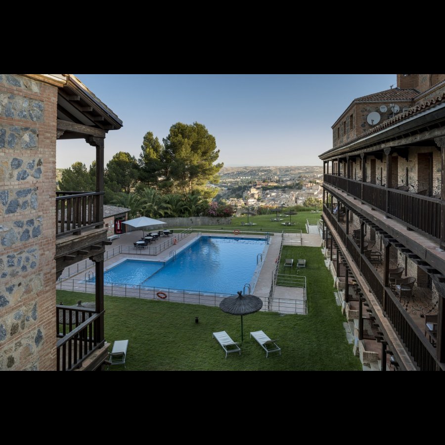 Parador de Toledo, un hotel, restaurante y terraza en el Cerro del Emperador sin número. www.parador.es