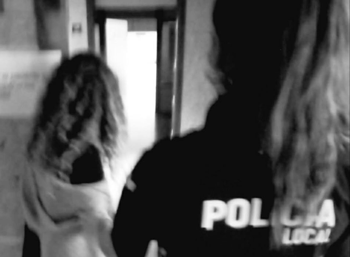 La mujer de 28 años fue detenida por morder a su pareja en plena calle.