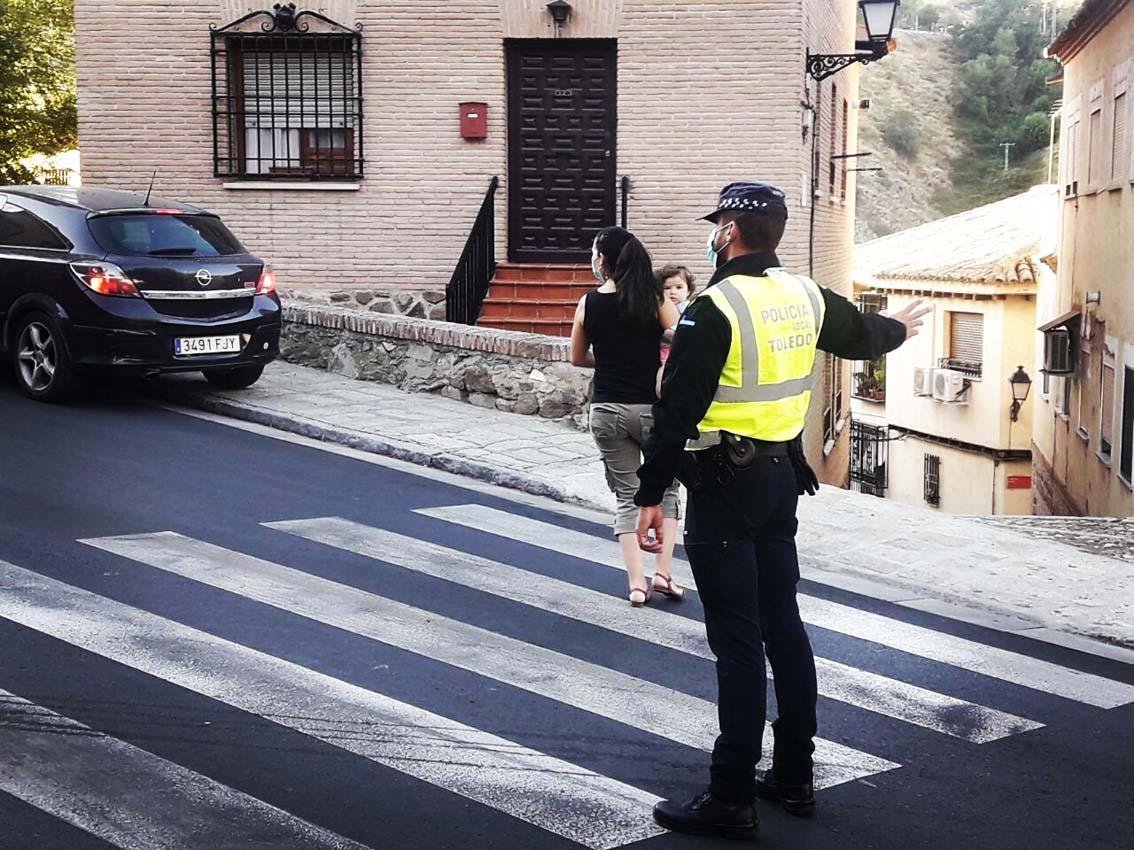 Imagen de un policía local regulando el tráfico en Toledo.