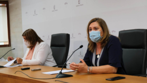 En primer plano, la consejera de Educación, Rosana Rodríguez.