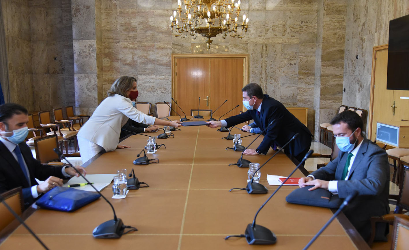 Reunión entre la vicepresidenta cuarta y ministra para la Transición Ecológica, Teresa Ribera, y el presidente de Castilla-La Mancha, Emiliano García-Page.