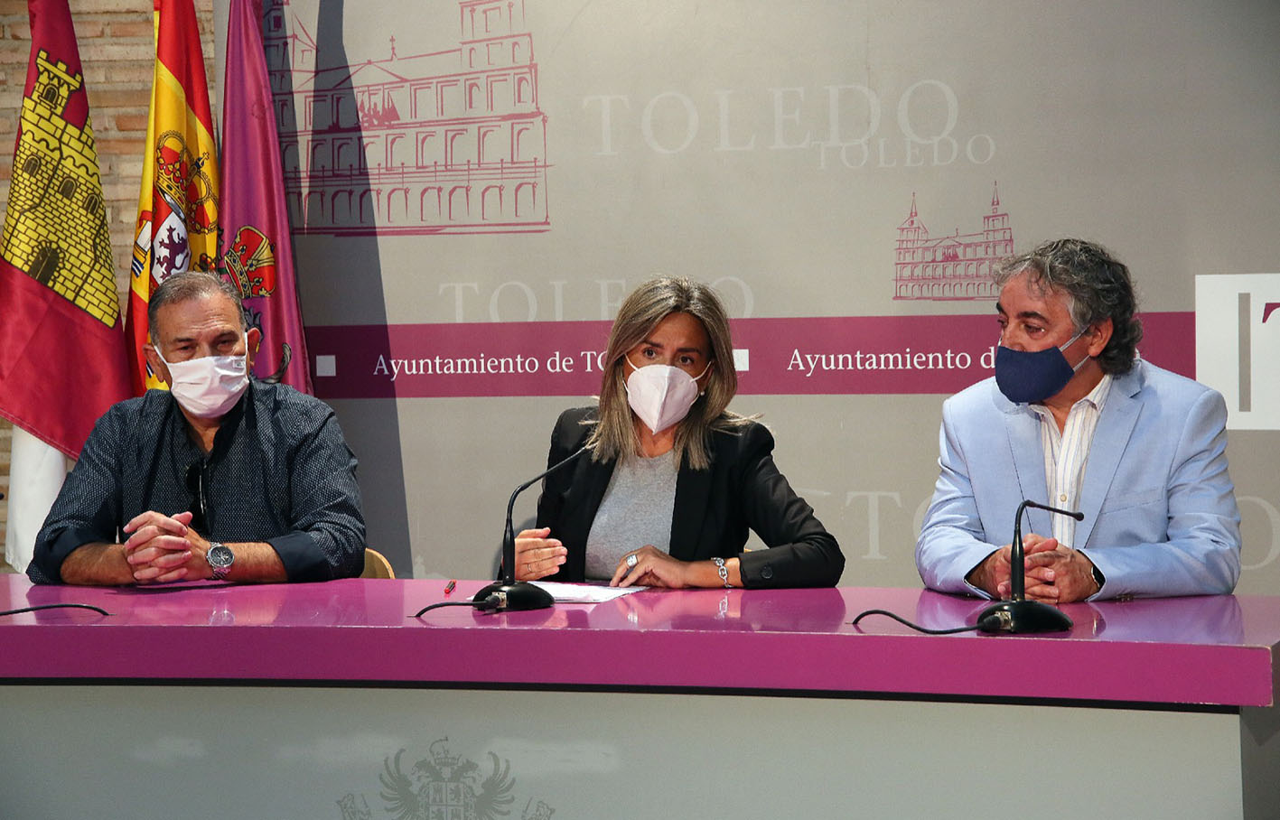La alcaldesa de Toledo, Milagros Tolón, ha firmado hoy el protocolo con Soltec, la empresa que contratará a 300 trabajadores durante seis meses.