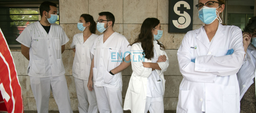 Sanitarios concentrados a las puertas del Centro de Salud del Polígono.