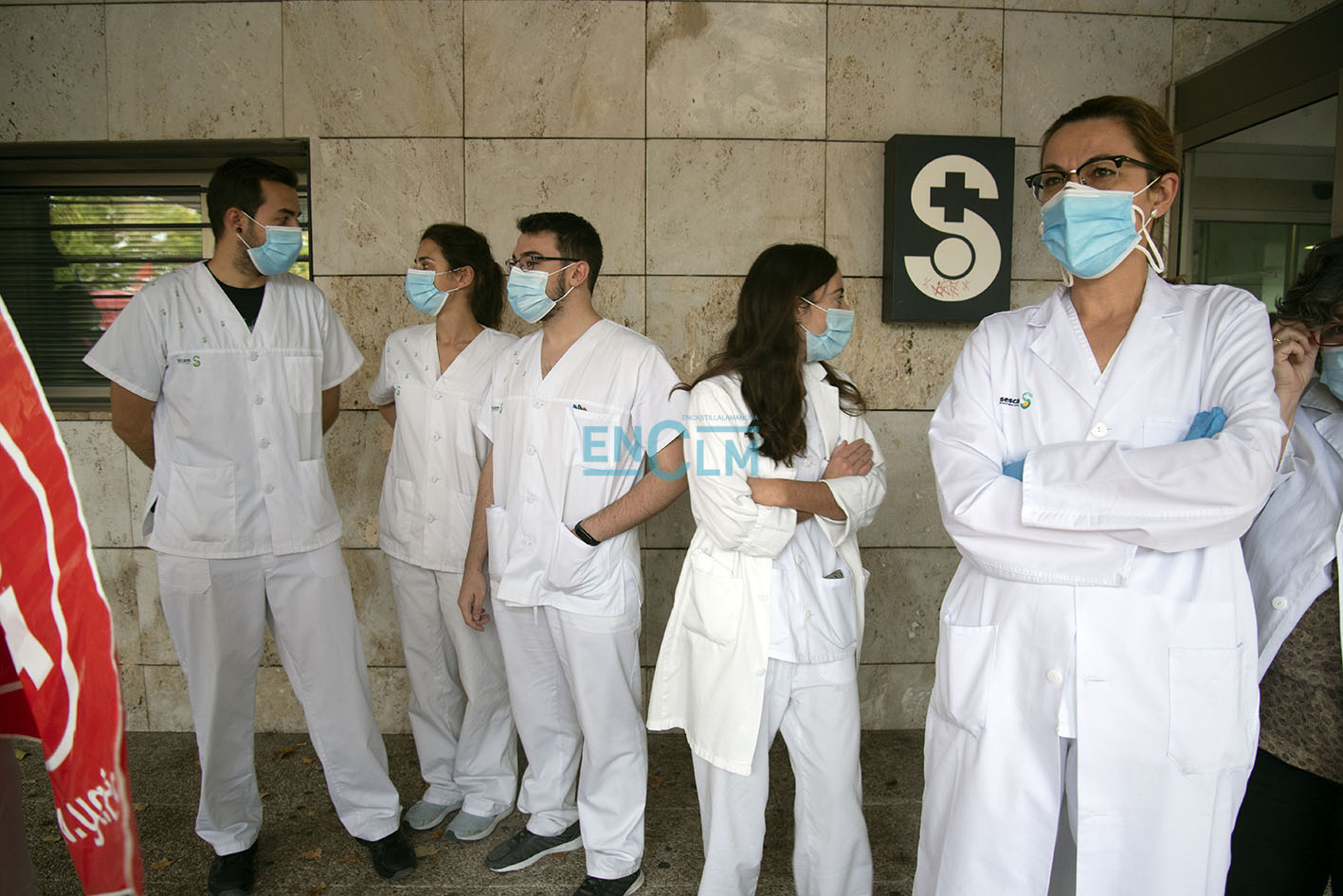 Sanitarios concentrados a las puertas del Centro de Salud del Polígono.