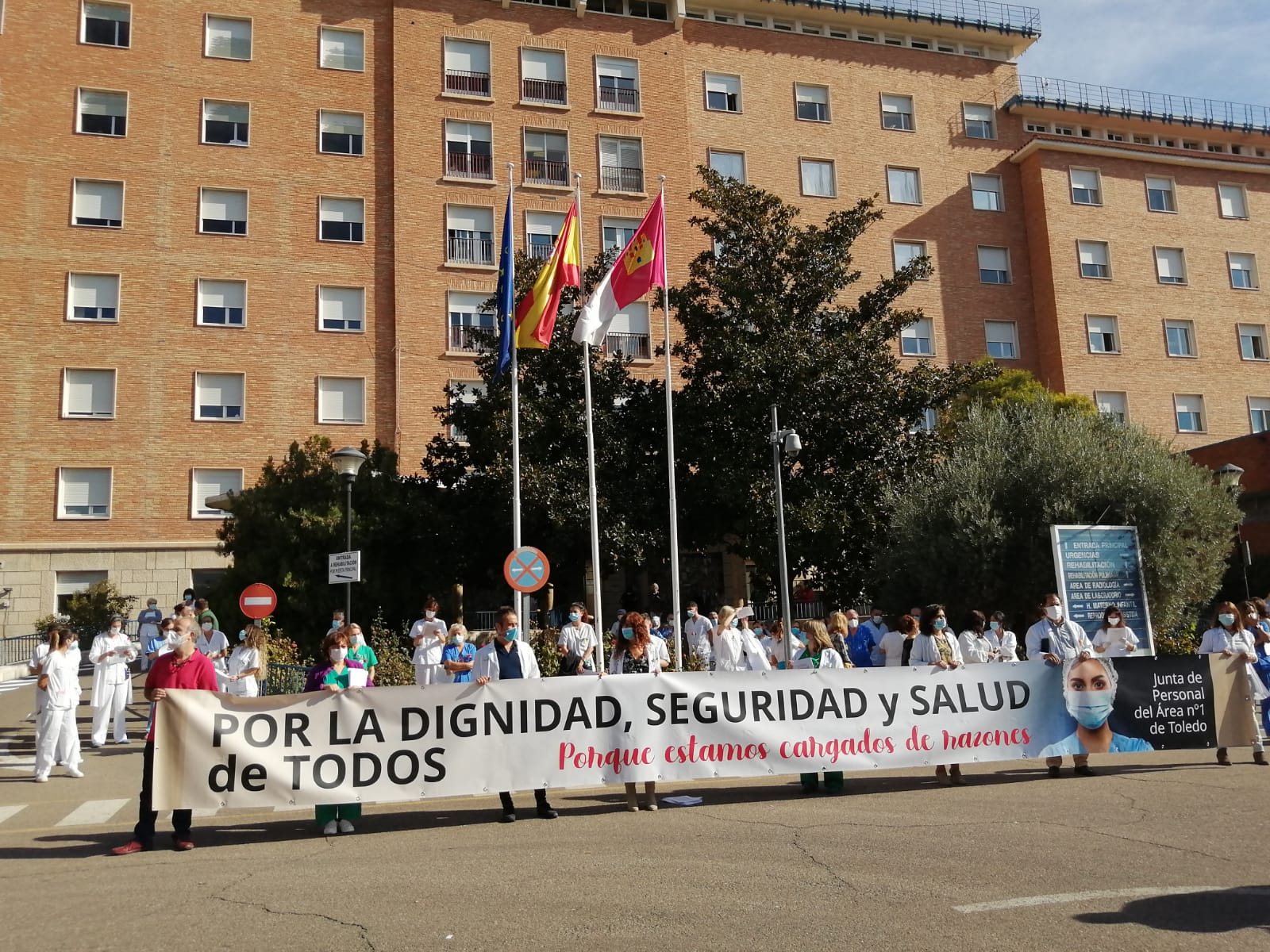 Alrededor de un centenar de sanitarios se han concentrado en las puertas del Virgen de la Salud de Toledo.