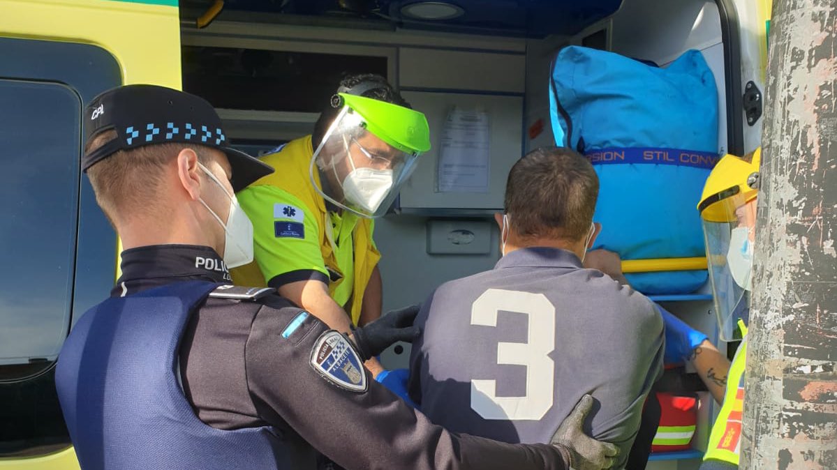 Hospital de Albacete Imagen del momento en que policías y sanitarios meten al paciente fugado en la ambulancia.