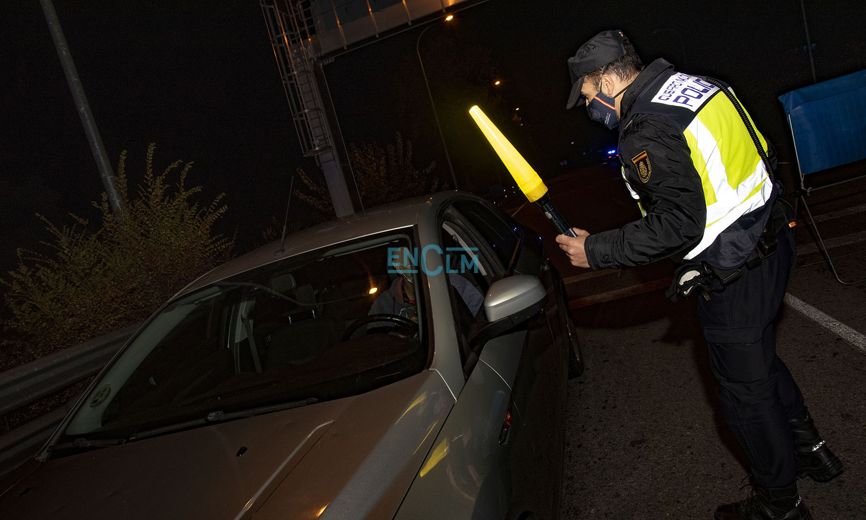 Control de la Policía Nacional durante el toque de queda.