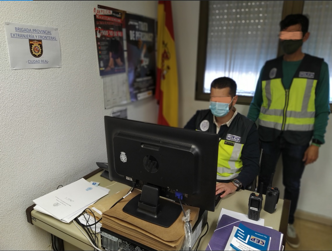 La Policía Nacional ha detenido a dos personas por realizar contratos fraudulentos.