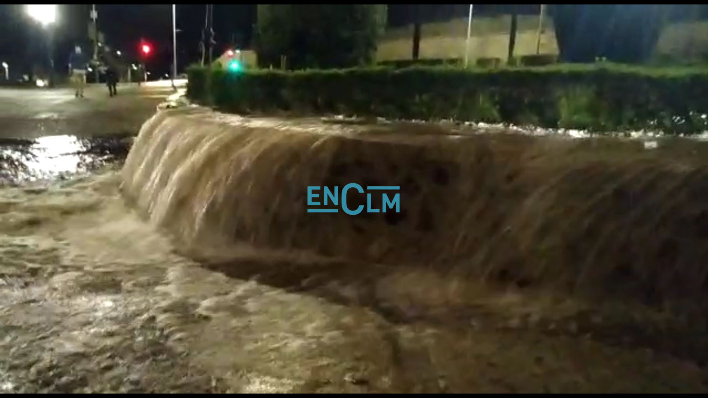 El agua salía a borbotones porque el reventón fue importante.