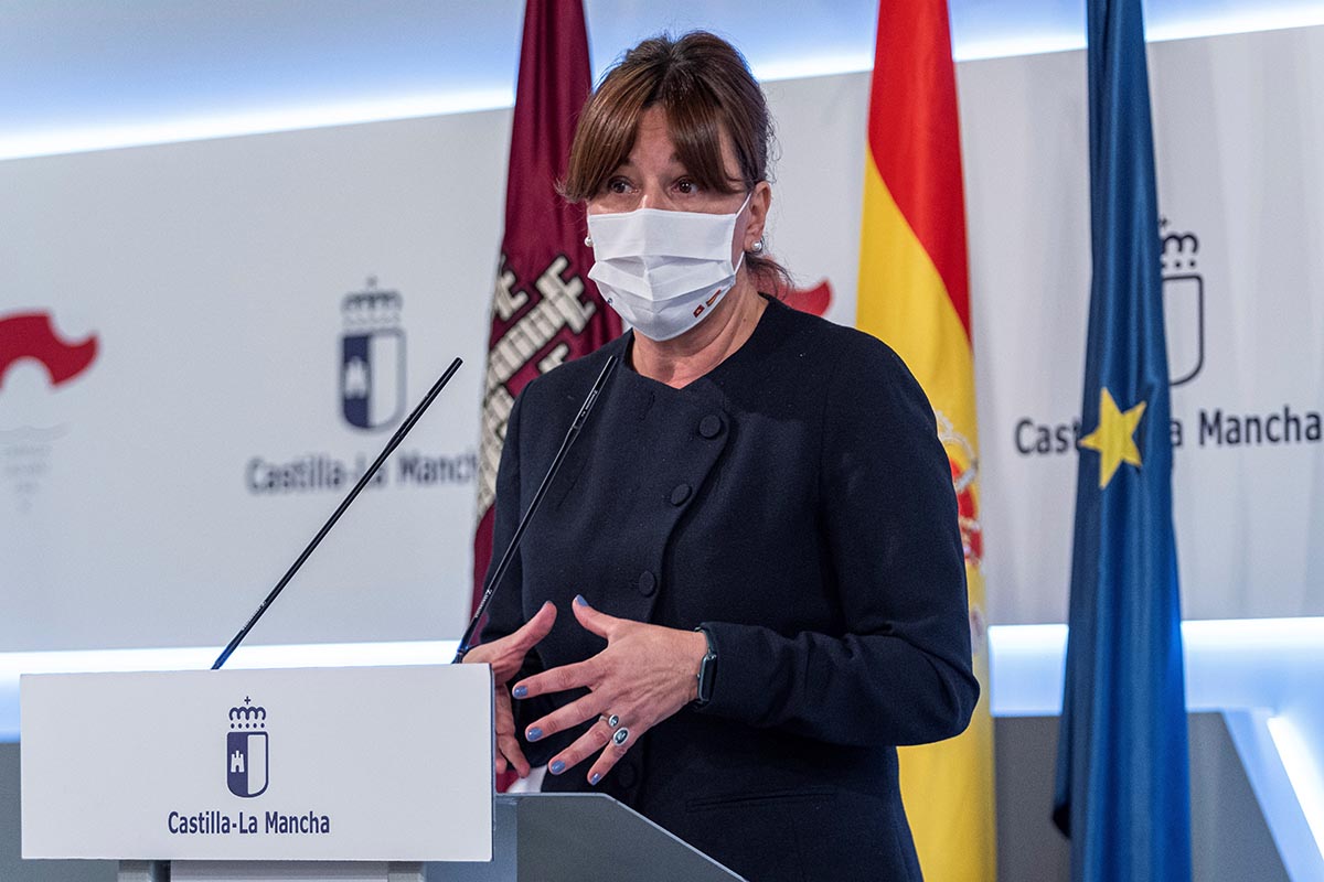 La portavoz del Ejecutivo regional, Blanca Fernández, anunciando que CLM pide el estado de alarma