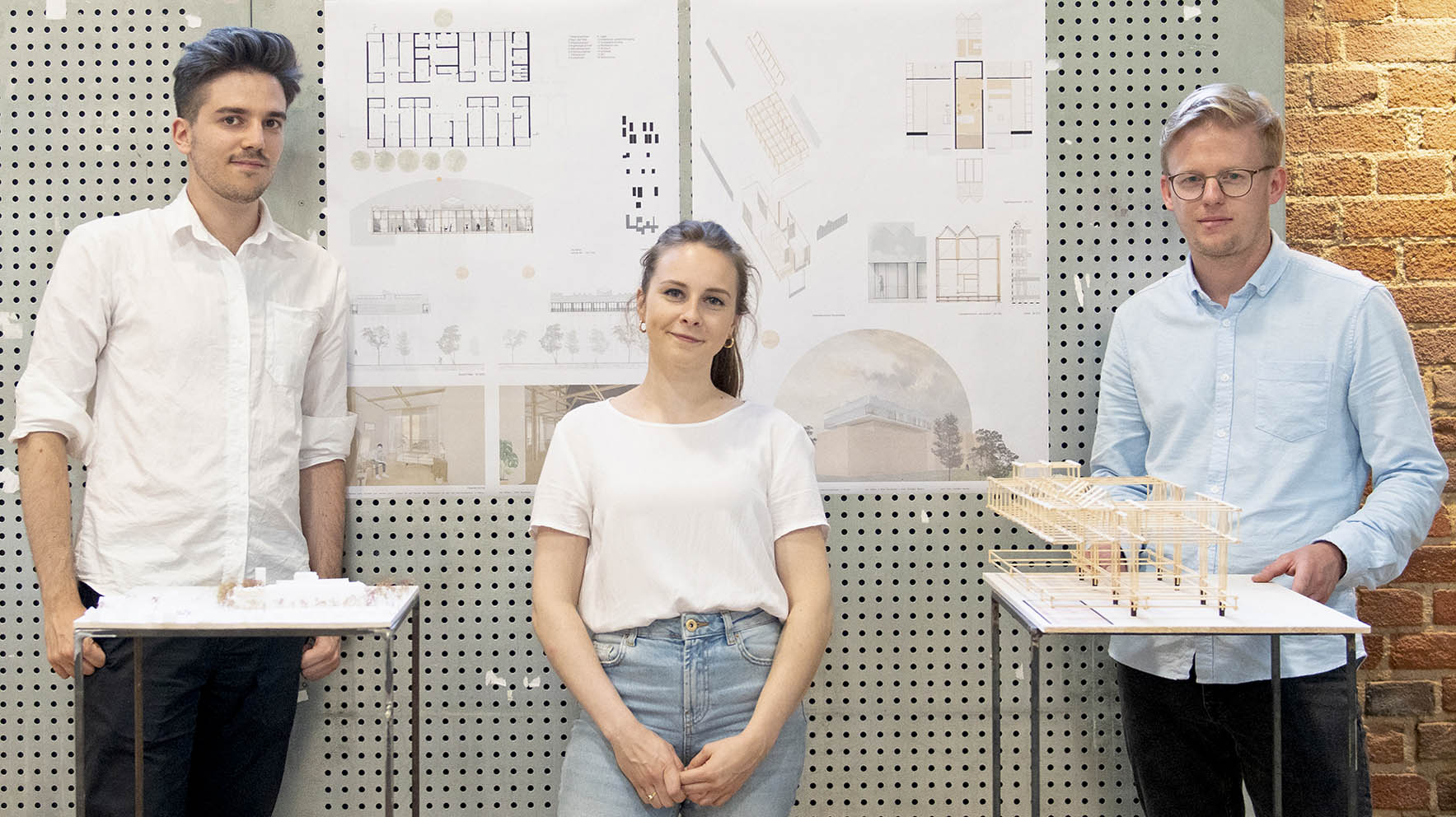 A la izquierda, Juan González, el alumno de Arquitectura de la UCLM en Toledo.