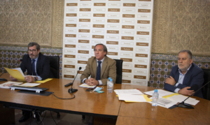 A la derecha, el secretario general de Fedeto, Manuel Madruga, en el centro, el presidente de Fedeto, Ángel Nicolás.