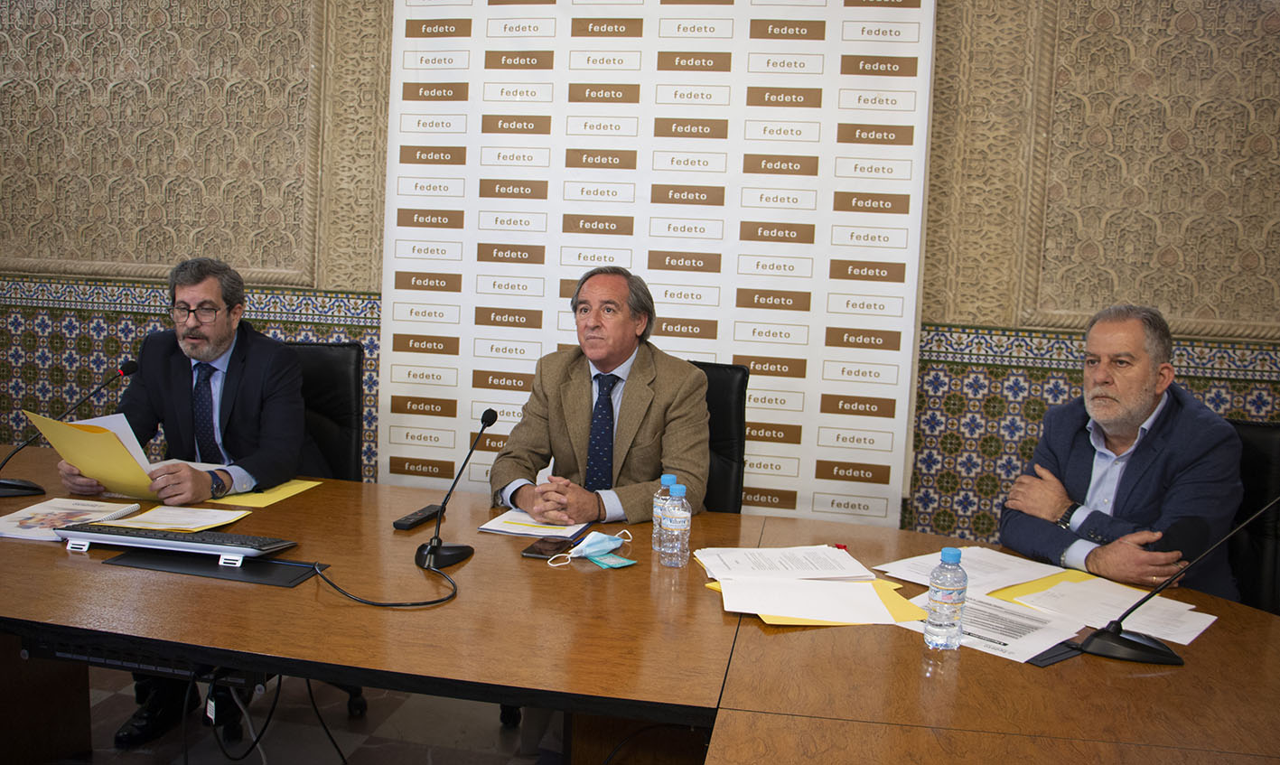 A la derecha, el secretario general de Fedeto, Manuel Madruga, en el centro, el presidente de Fedeto, Ángel Nicolás.