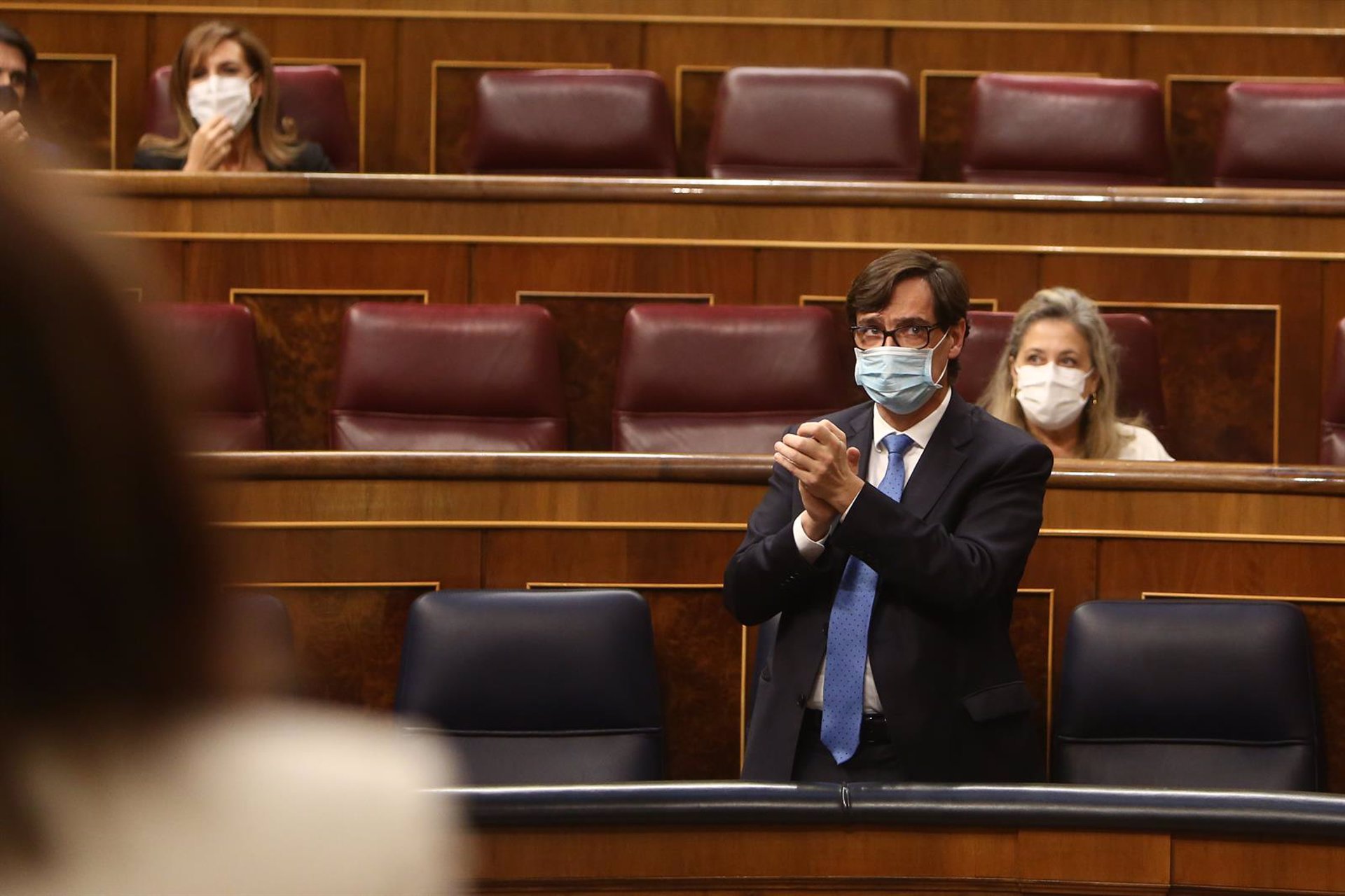 l ministro de Sanidad, Salvador Illa, aplaude durante una sesión plenaria en la que, tras la petición del Gobierno, el Pleno ha aprobado la prórroga hasta el 9 de mayo de 2021. EUROPA PRESS/R.Rubio