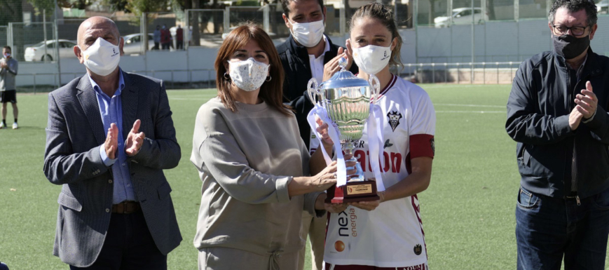 La directora general de Juventud y Deportes durante la final del Trofeo Junta de Comunidades de Fútbol 11 Femenino.