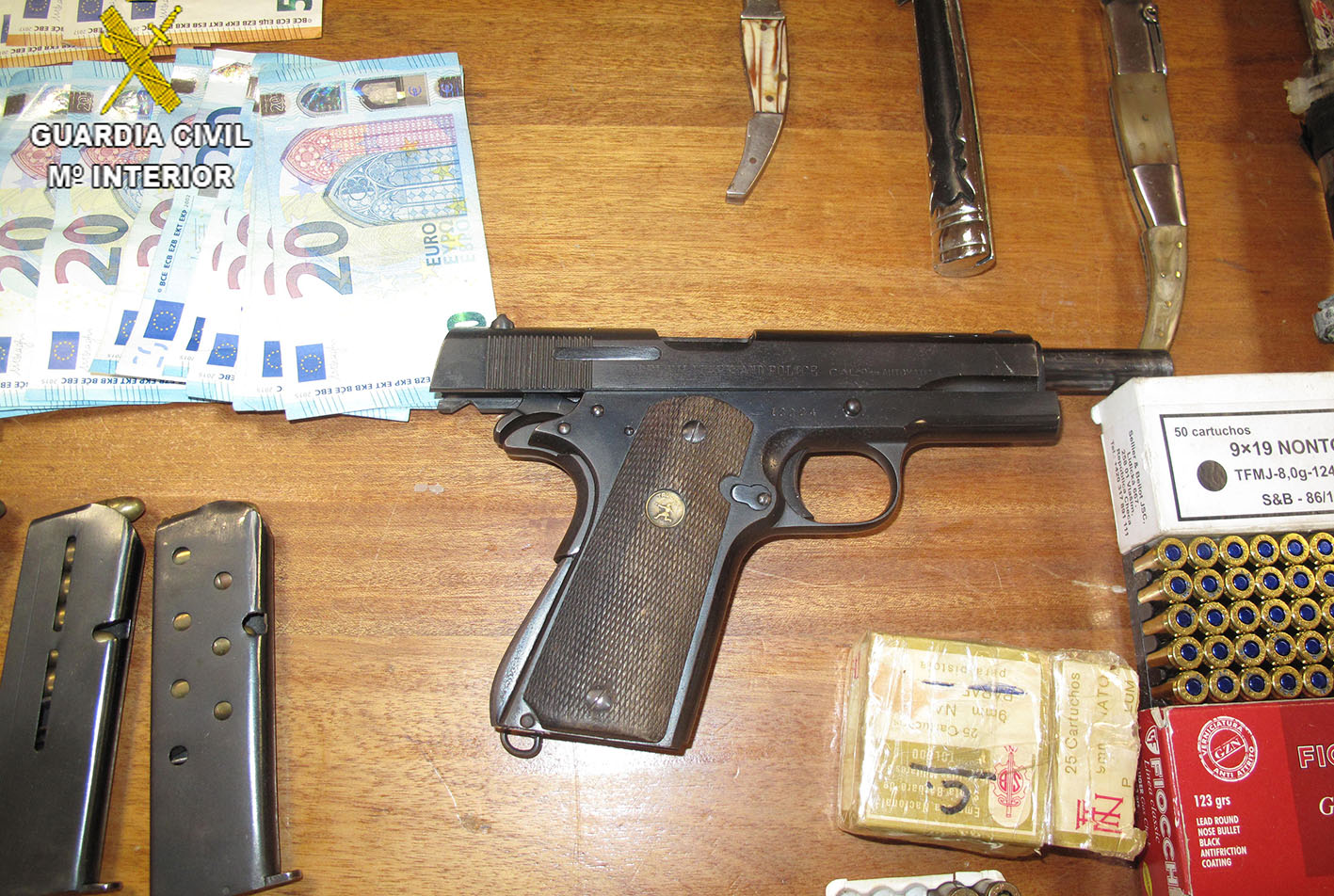 En la imagen, la pistola y varias armas más incautadas a los dos detenidos.