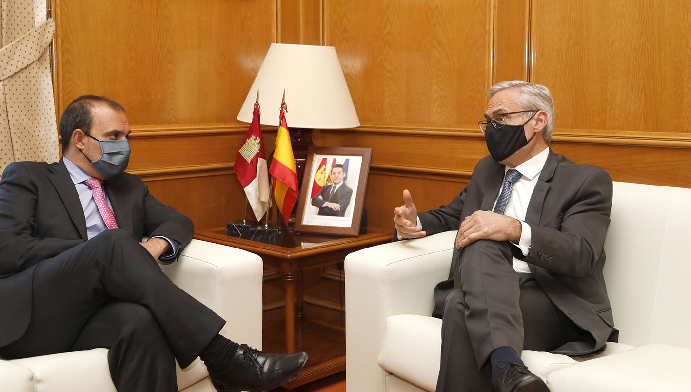 José Martínez, fiscal jefe del Tribunal Superior de Justicia de CLM, a la derecha; junto a Pablo Bellido, presidente de las Cortes de CLM.