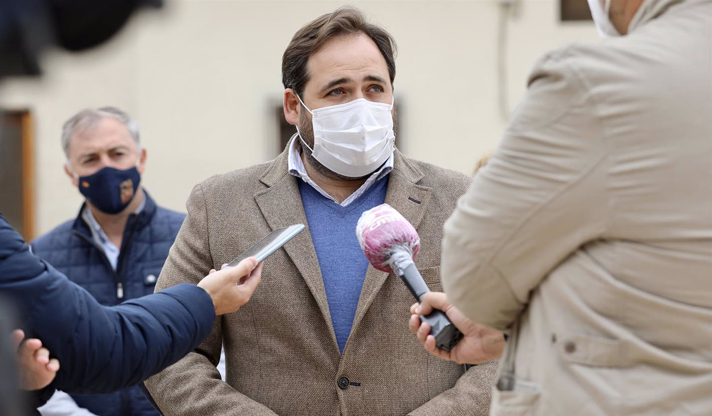 Paco Núñez, presidente del PP de CLM, durante su visita a Tórtola de Henares (Guadalajara).