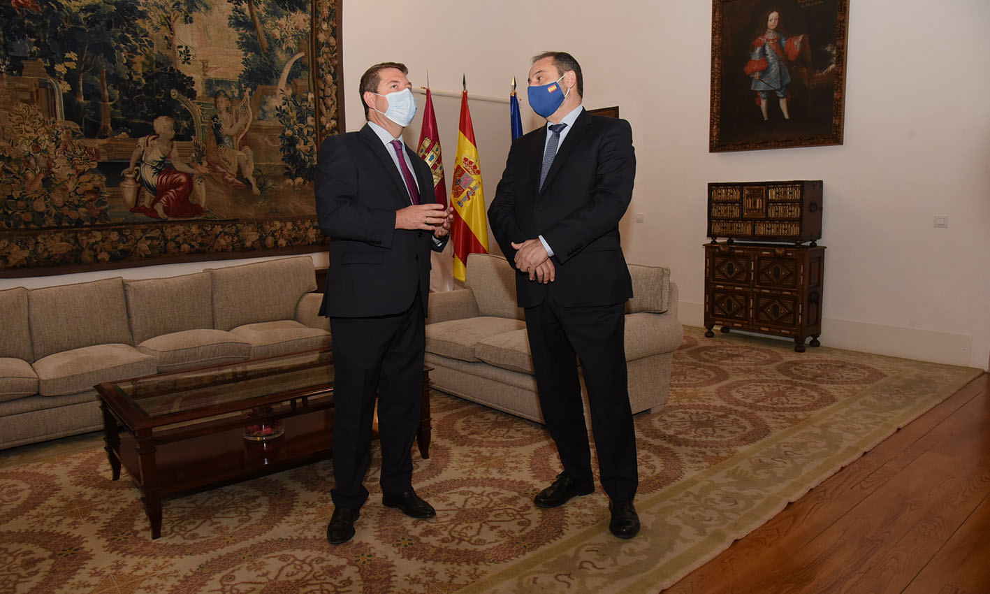 El presidente de Castilla-La Mancha, Emiliano García-Page, y el ministro de Transportes, José Luis Ábalos.