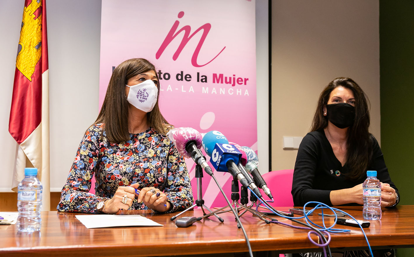 Pilar Callado, directora del Instituto de la Mujer de CLM; y Concha Carrasco, responsable de la Cátedra de Género "Isabel Muñoz Caravaca".
