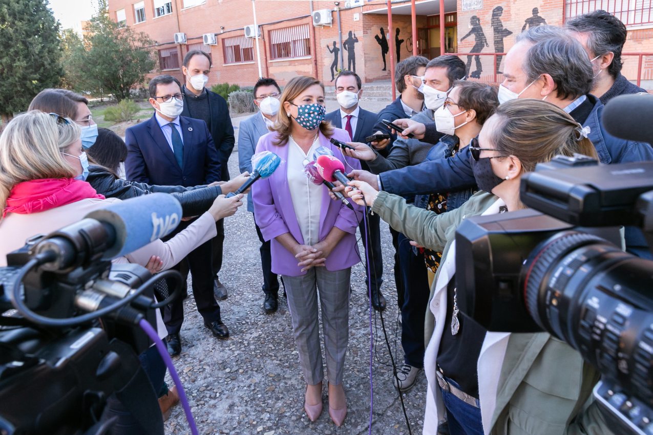 Rosana Rodríguez atendiendo a la prensa en su visita al IES Alfonfo X de Toledo.