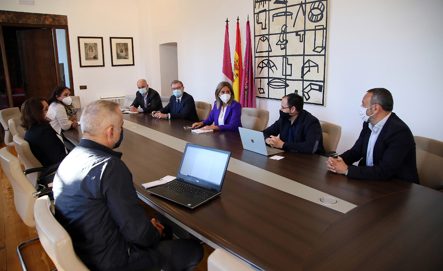 La alcaldesa de Toledo, Milagros Tolón; y el rector de la UCLM, Miguel Ángel Collado, con representantes de la empresa Ahí+.