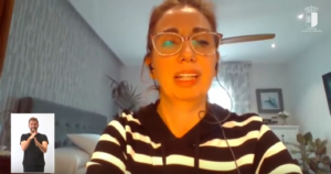 Úrsula López, diputada de Cs en las Cortes, mientras intervenía desde su casa y su perro le ha jugado una mala pasada.