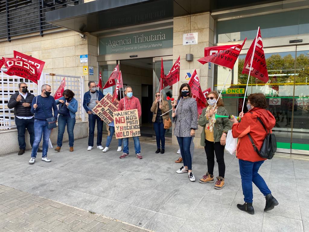 Trabajadores y representantes sindicales frente a la sede de la Agencia Tributaria en Toledo.