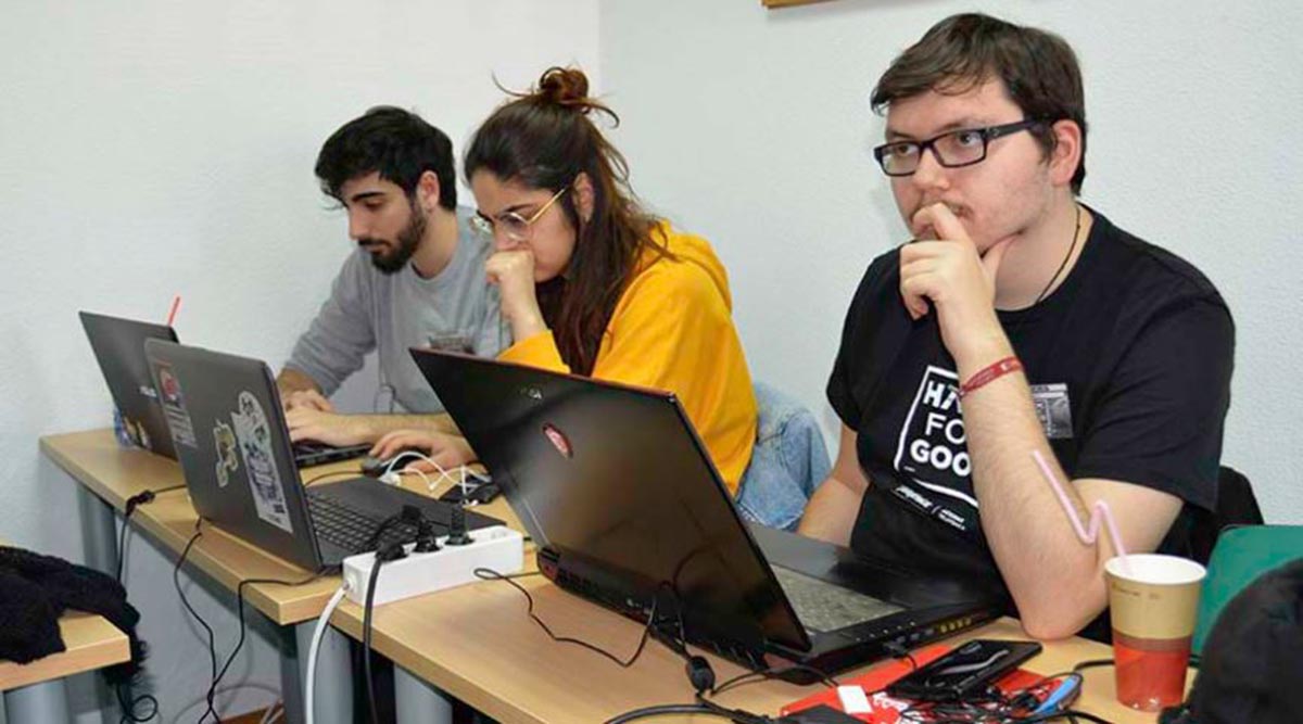 Diego Sepúlveda (izda.), Carolina Manzaneque y Diego Barragán, durante la HackForGood 2019