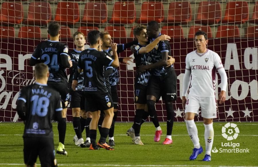 Los jugadores del Almería celebran el tanto de la victoria.