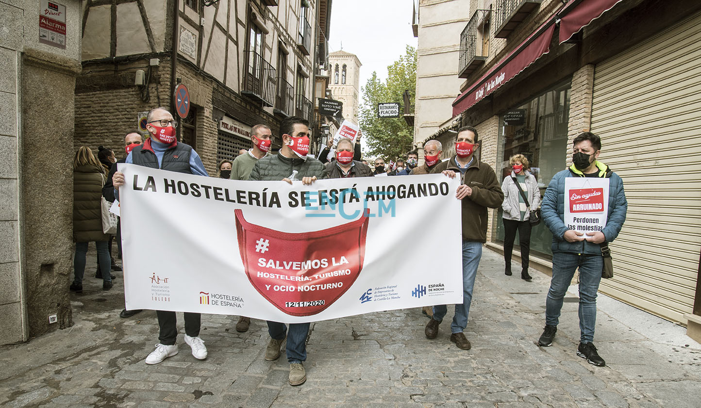 Manifestación de los hosteleros por las calles de Toledo.